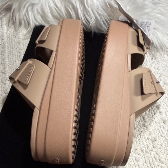 Crocs Women's Brooklyn Buckle Low Wedge sandals Size 9 Tan - Picture 10 of 11